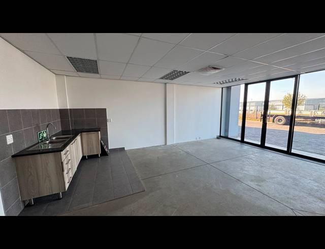 793M² WAREHOUSE TO LET IN LONGLAKE
